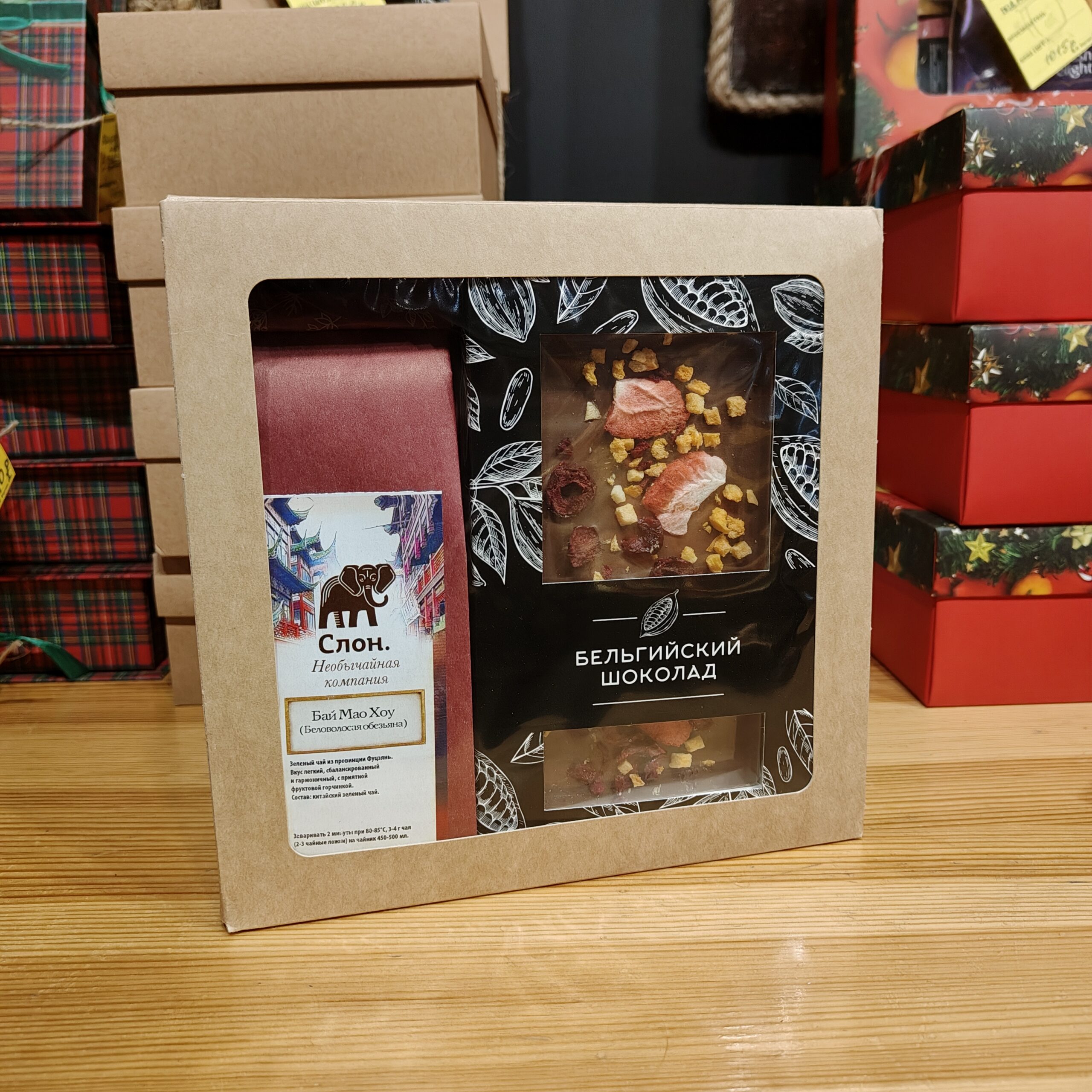 Чайный подарочный набор с шоколадкой в крафт-коробке с окошком
