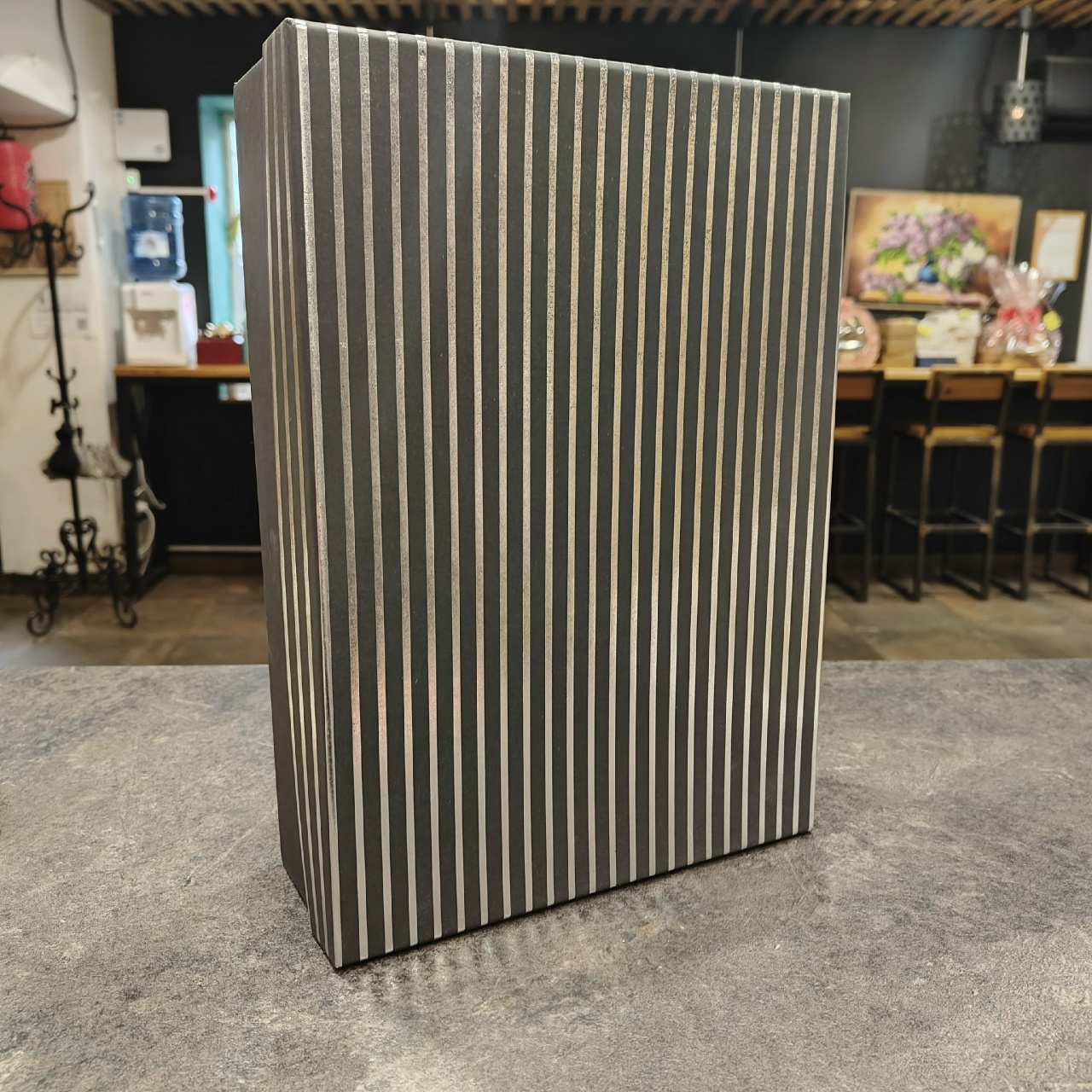 Коробка подарочная прямоугольник серо-черная полоска большая