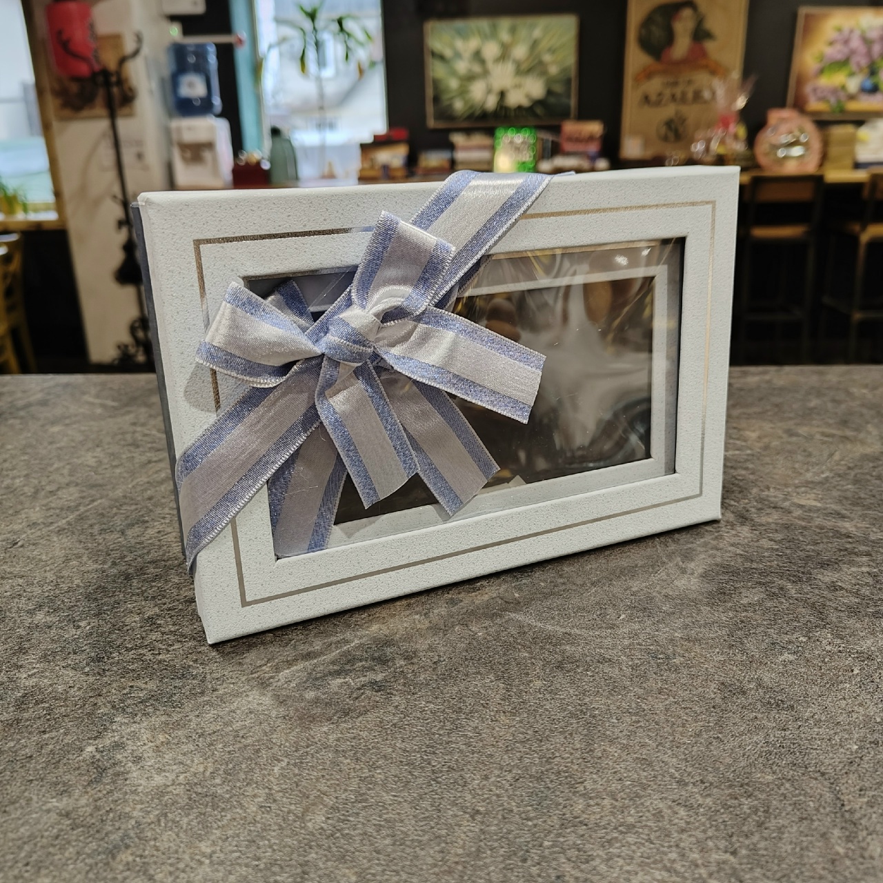 Коробка подарочная голубая с окошком