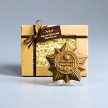 Шоколадная фигурка Золотому человеку